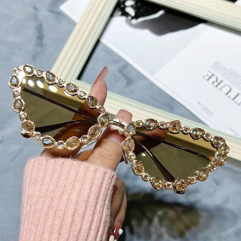 Crystal Luxe Cat-Eye Sunglasses – Bold Black Frame with Full Rhinestone Bling ✨